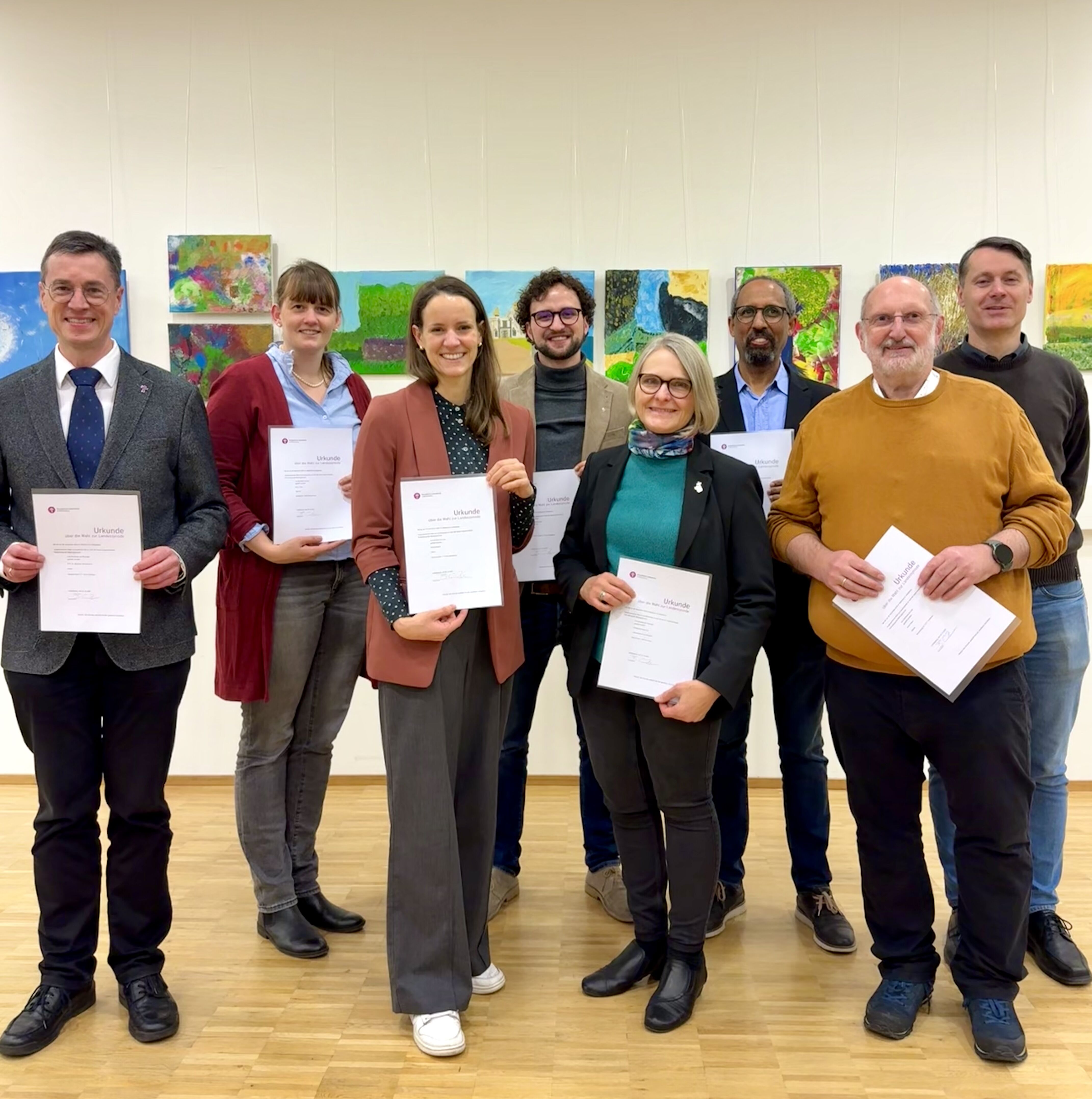 die gewählten Synodalen mit der Wahlurkunde in der Hand